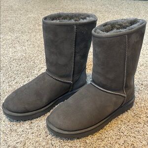 UGG Classic Style Boots Size 9